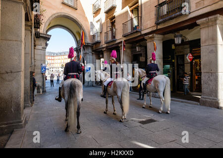 Madrid, Spain. 29th September, 2016. Sweden and Chipre embassador present ther credential letters to King Felipe VI of Spain on the 29th of September 2016. The presentation begins with a March through the city center of Madrid with carriages horses and armored men Credit:  Daniel Prats/Alamy Live News Stock Photo