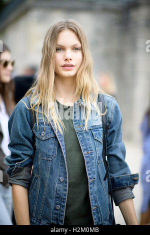 Paris, France. 29th September, 2016. A model departs on Day Three during Paris Fashion Week Spring/Summer 2017  on September 29, 2016, in Paris, France. Credit:  Hugh Peterswald/Alamy Live News Stock Photo