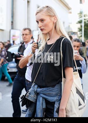 Paris, France. 28th Sep, 2016. Rochas Show outside in Paris, France on 28th September, 2016. © TopPhoto/Alamy Live News Stock Photo