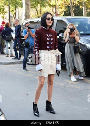 Paris, France. 28th Sep, 2016. Rochas Show outside in Paris, France on 28th September, 2016. © TopPhoto/Alamy Live News Stock Photo