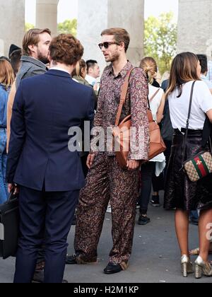 Paris, France. 28th Sep, 2016. Rochas Show outside in Paris, France on 28th September, 2016. © TopPhoto/Alamy Live News Stock Photo