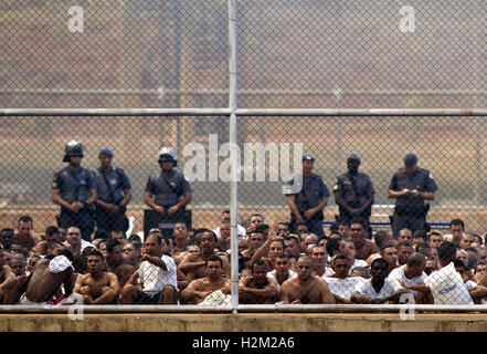 Sao Paulo, Brazil. 29th Sep, 2016. Inmates sit on the ground at the Jardinopolis prison, after a riot was contained here in the state of Sao Paulo, Brazil, on Sept. 29, 2016. The state news service announced that around 200 prisoners had escaped from the Jardinopolis prison, northwest of Sao Paulo, in the early morning. Later, Brazil's G1 news portal said about 100 had been recaptured. Credit:  Webinar Sian/AGENCIA ESTADO/Xinhua/Alamy Live News Stock Photo