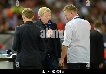 Madrid, Spain. 28th Sep, 2016. TV commentator and former professional soccer player, Oliver Kahn (M), and reporter Boris Buchler (r) stand at the presenters' desk before the match of Atlético Madrid against Bavaria Munich on the second match day of the Champions League, group phase, group D, at the Vincente Calderón Stadium in Madrid, Spain, 28 September 2016. PHOTO: ANDREAS GEBERT EPA/dpa/Alamy Live News Stock Photo