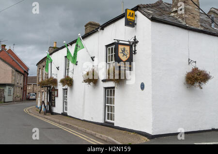 The Old Black Lion Inn in the town of Hay On Wye, Powys, Wales; it dates from 17th century and it is reputed Oliver Cromwell stayed here. Stock Photo