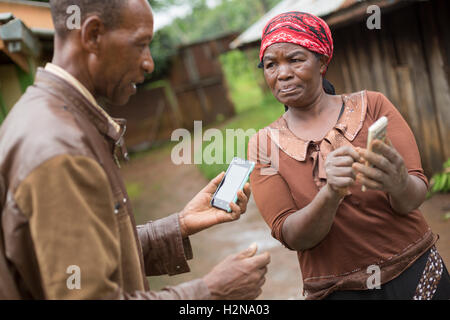 Farmers trade agricultural information via text message in Kirinyaga County, Kenya. Stock Photo