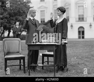 First Lady Grace Coolidge Taking Oath before Voting by Mail, White House Lawn, Washington DC, USA, National Photo Company, October 30, 1924 Stock Photo