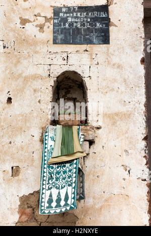 Indonesia, Bali, Tengannan, Bali Aga village, niche for offerings in house compound doorway Stock Photo