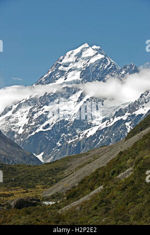 Aoraki (Mount Cook), New Zealand's highest mountain, stands majestic with clouds floating below the summit Stock Photo