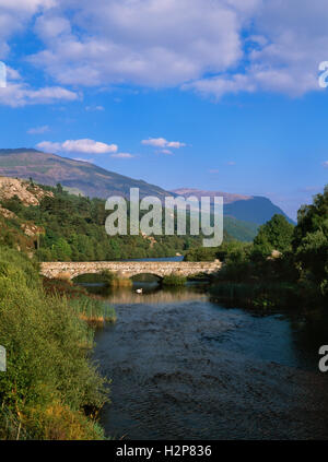 Penllyn Bridge over the Rhythallt river at NW end of Llyn Padarn, Llanberis: built 1826 to transport slate from hills before the railway was built. Stock Photo