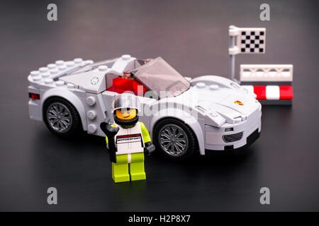 Tambov, Federazione Russa - Marzo 15, 2015 Tre Lego auto personalizzata su  Lego Road piastra di base. Auto con i miei 5 anni figlio Foto stock - Alamy