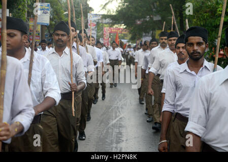 Kolkata, India. 30th Sep, 2016. Rashtriya Swayansevak Sangh (R.S.S.) Swayamsevaks( volunteers) take part in path sanchalan ( route march) in different area of West Bengal on the occasion of Mahalaya in their new uniforms. R.S.S. changes their uniform from Khaki Short to trouser recently. The uniform will be adopted by the volunteers nationally on Vijayadasami, 11 October; only for West Bengal it is adopted on Mahalya. © Saikat Paul/Pacific Press/Alamy Live News Stock Photo