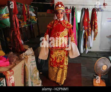 Bangkok, Thailand. 30th Sep, 2016. Actor Chinese opera while Make up prepare show at Chinese shrine in Bangkok on 30 Sep 2016 during Chinese opera of The faculty Lao Gheg Lao Cung show for Vegetarian Festival this year from 01 to 09 October The festival has Chinese origins and is held during the ninth lunar month of the Chinese calendar and it involves the beliefs. © Vichan Poti/Pacific Press/Alamy Live News Stock Photo