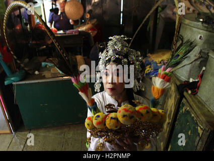 Bangkok, Thailand. 30th Sep, 2016. Actor Chinese opera while Make up prepare show at Chinese shrine during Chinese opera of The faculty Lao Gheg Lao Cung show for Vegetarian Festival this year from 01 to 09 October The festival has Chinese origins and is held during the ninth lunar month of the Chinese calendar and it involves the beliefs. © Vichan Poti/Pacific Press/Alamy Live News Stock Photo