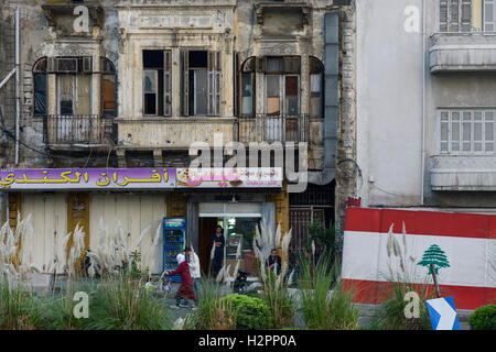 LEBANON, Beirut, during civil war destroyed colonial building / LIBANON, Beirut, rechts im Krieg zerstoerte Gebaeude und libanesische Flagge Stock Photo