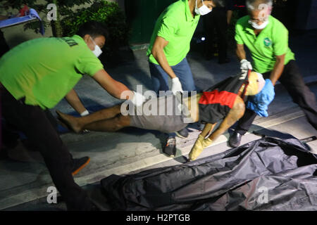 Manila, Philippines. 01st Oct, 2016. (EDITOR'S NOTE: Image depicts death) Members of S.O.C.O. (Scene of the Crime Operatives) process the crime scene and the remain of Un-identified allegedly drug dealers are the victims of summary executions at Plorentino St. corner Lacson Lacson St. in Brgy. 479, Sampaloc. Credit:  Gregorio B. Dantes Jr./Pacific Press/Alamy Live News Stock Photo