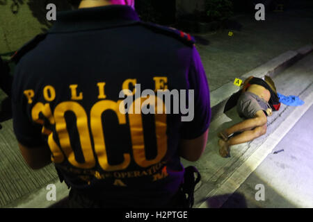 Manila, Philippines. 01st Oct, 2016. Members of S.O.C.O. (Scene of the Crime Operatives) process the crime scene and the remain of Un-identified allegedly drug dealers are the victims of summary executions at Plorentino St. corner Lacson Lacson St. in Brgy. 479, Sampaloc. Credit:  Gregorio B. Dantes Jr./Pacific Press/Alamy Live News Stock Photo
