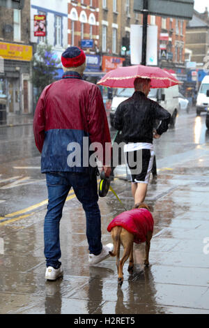 North London, UK. 01st Oct, 2016. UK weather. People shelter from the rain in north London. Credit:  Dinendra Haria/Alamy Live News Stock Photo