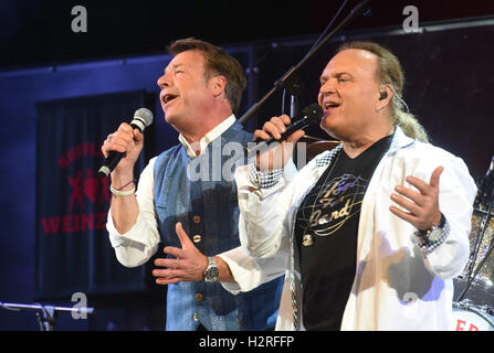Singer Patrick Lindner (L) sings in the wine tent at Oktoberfest in Munich, Germany, 30 September 2016. The 183rd Oktoberfest takes place from 17 September to 03 October 2016. Photo: FELIX HOERHAGER/dpa Stock Photo