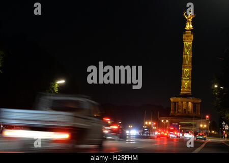 Berlin, Germany. 30th Sep, 2016. The Victory Column is illuminated with hearts during the 'Berlin Shines' festival in Berlin, Germany, 30 September 2016. Photo: MAURIZIO GAMBARINI/dpa/Alamy Live News Stock Photo