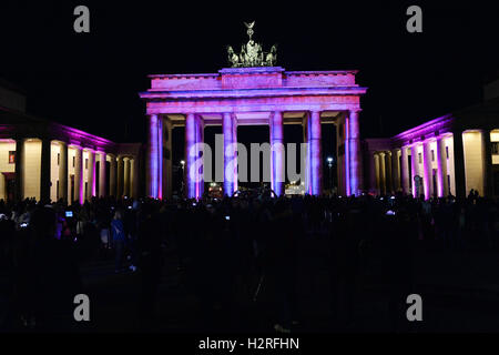 Berlin, Germany. 30th Sep, 2016. The Brandenburg Gate is illuminated in color during the 'Berlin Shines' festival in Berlin, Germany, 30 September 2016. Photo: MAURIZIO GAMBARINI/dpa/Alamy Live News Stock Photo