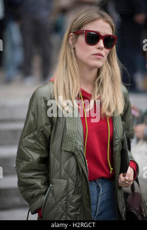 Paris, France. 1st October, 2016. A guest arrives on Day Five for Paris Fashion Week Spring/Summer 2017 Collection shows on October 01, 2016, in Paris, France. Credit:  Hugh Peterswald/Alamy Live News Stock Photo