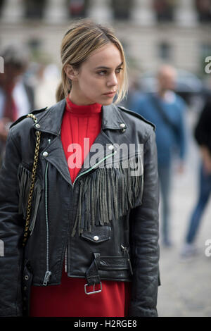 Paris, France. 1st October, 2016. A guest arrives on Day Five for Paris Fashion Week Spring/Summer 2017 Collection shows on October 01, 2016, in Paris, France. Credit:  Hugh Peterswald/Alamy Live News Stock Photo