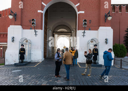 Moscow, Russia. Saturday, October 1, 2016. Warm and sunny weekend in Moscow, Russia. The temperature is as high as +18 degrees Centigrade (+64F). This is the last farewell to the warm season. Next week autumn will start to set in. Street and parks of the city are full of people. Spassky (Savior) tower gates is opened now for exit from the Kremlin. Tourists can access Red Square directly after the Kremlin tour. Unidentified people and guards of honor by the Spassky tower of the Kremlin on Red Square. Credit:  Alex's Pictures/Alamy Live News Stock Photo