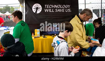 New York, NY, USA. 01st Oct, 2016. Fair attendees participate at the World Maker Faire, a two-day celebration of do-it-yourself innovations in science and technology held each autumn at the New York Hall of Science. Credit:  Brian Cahn/ZUMA Wire/Alamy Live News Stock Photo