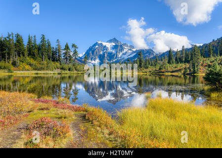 Mount Shuksan reflected in Pictture Lake.  Mt. Baker-Snoqualmie National Forest, Washington State, USA Stock Photo