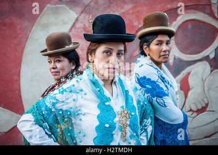 At left Angela la Folclorista , in the middle Benita la Intocable, and at right Dina, cholitas females wrestlers, El Alto, La Pa Stock Photo