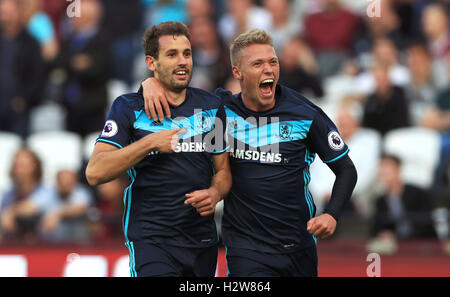 Middlesbrough's Christian Stuani (left) celebrates scoring his side's first goal with team-mate Viktor Fischer during the Premier League match at London Stadium. Stock Photo