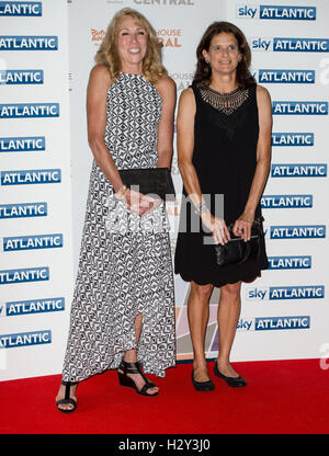 Olympic runners Zola Budd and Mary Decker attend a photocall at Picturehouse Central Cinema London ahead of the Premiere of The Fall which airs on Sky Atlantic on Friday 29th July at 9pm.  Featuring: Mary Decker, Zola Budd Where: London, United Kingdom Wh Stock Photo