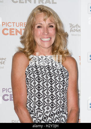 Olympic runners Zola Budd and Mary Decker attend a photocall at Picturehouse Central Cinema London ahead of the Premiere of The Fall which airs on Sky Atlantic on Friday 29th July at 9pm.  Featuring: Mary Decker Where: London, United Kingdom When: 27 Jul Stock Photo