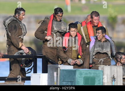 Harry Styles and Tom Hardy fans wait in Weymouth, Dorset as they are due to be filming the war movie Dunkirk. Weymouth harbour has period vehicles and boats for the WWII scenes. Many streets were closed and will remain closed tomorrow as filming continues Stock Photo