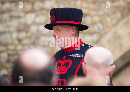 Yeoman Warder Guardsman smiling on a guided tour at the Tower of London, London,UK Stock Photo