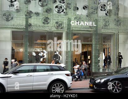 Chanel It is a striking building at the PC Hooftstraat; The facade is in fact entirely of glass. The flagship store, which carries the name 'Crystal Houses' Amsterdam Netherlands Stock Photo