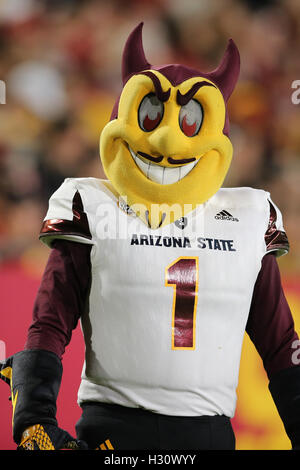 Los Angeles, CA, US, USA. 1st Oct, 2016. October 1, 2016: Arizona State mascot Sparky has a tough night with the Sun Devils as the Trojans upset the Sun Devils 41-20 in the game between the Arizona State Sun Devils and the USC Trojans, The Coliseum in Los Angeles, CA. Peter Joneleit/ Zuma Wire Service © Peter Joneleit/ZUMA Wire/Alamy Live News Stock Photo