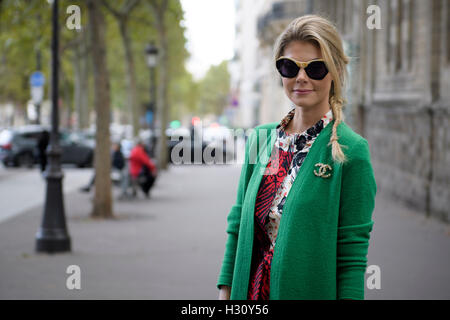 Paris, France. 2nd Oct, 2016. A guest arrives on Day Six for Paris Fashion Week Spring/Summer 2017 Collection shows on October 02, 2016, in Paris, France. Credit:  Hugh Peterswald/Alamy Live News Stock Photo