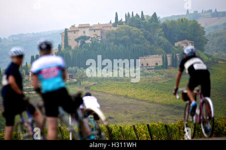 Tuscany, Italy. 2nd Oct, 2016. Cyclists appreciate the scenery during the 'Eroica' cycling event for old bikes in the Chianti area of Tuscany, Italy, on Oct. 2, 2016. More than 6,000 cyclists from 65 countries and regions, wearing vintage cycling jerseys, riding vintage bicycles built in 1987 or earlier, took part in the 'Eroica' (heroic) cycling event through the Strade Bianche, the gravel roads of the Chianti area of Tuscany. © Jin Yu/Xinhua/Alamy Live News Stock Photo