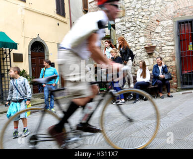 Tuscany, Italy. 2nd Oct, 2016. Local residents watch the 'Eroica' cycling event for old bikes in the Chianti area of Tuscany, Italy, on Oct. 2, 2016. More than 6,000 cyclists from 65 countries and regions, wearing vintage cycling jerseys, riding vintage bicycles built in 1987 or earlier, took part in the 'Eroica' (heroic) cycling event through the Strade Bianche, the gravel roads of the Chianti area of Tuscany. © Jin Yu/Xinhua/Alamy Live News Stock Photo