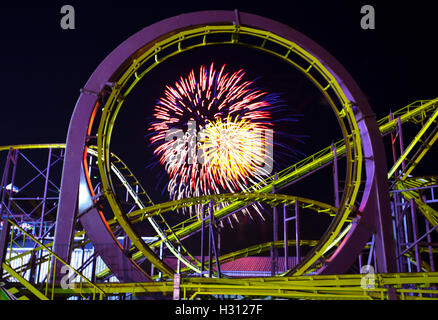 Southport Pleasure Land, Merseyside, UK.  30th September, 2016. Musical Fireworks Competition.  Hundreds of people flock to the resort for the last night of the British Musical Fireworks Completion held over three days.  Southport's sky bursts into light as some of the country's top pyrotechnic teams compete, with stunning firework displays synchronized to music.  International standard displays from some of the best pyrotechnic companies in the UK - this is the only competition of its kind in this country. Credit:  MediaWorld Images/Alamy Live News Stock Photo