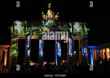 Berlin, Germany. 30th Sep, 2016. Numerous buildings and landmarks across Berlin become the canvas for spectacular light and video projections at the Festival of Lights in Berlin till 16 October 2016. Festival of Lights transforms Berlin´s most famous landmarks and historical monuments such as Brandenburg Gate (pictured), Germany, September 30, 2016. © Martin Weiser/CTK Photo/Alamy Live News Stock Photo