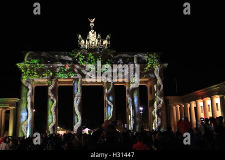 Berlin, Germany. 30th Sep, 2016. Numerous buildings and landmarks across Berlin become the canvas for spectacular light and video projections at the Festival of Lights in Berlin till 16 October 2016. Festival of Lights transforms Berlin´s most famous landmarks and historical monuments such as Brandenburg Gate (pictured), Germany, September 30, 2016. © Martin Weiser/CTK Photo/Alamy Live News Stock Photo