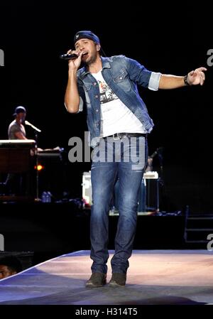 Las Vegas, NV, USA. 2nd Oct, 2016. Luke Bryan in attendance for 2nd Annual Route 91 Harvest Country Music Festival - SUN, Las Vegas Village, Las Vegas, NV October 2, 2016. Credit:  James Atoa/Everett Collection/Alamy Live News