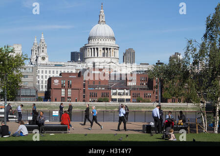 London , UK. 3rd October 2016. People enjoy the autumn sunshine and glorious weather on London riverside Credit:  amer ghazzal/Alamy Live News Stock Photo