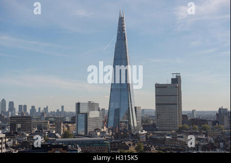 Bankside, London, UK. 3rd October, 2016. Warm sunny afternoon in central London after a cool and Autumnal morning rush hour. Credit:  Malcolm Park editorial/Alamy Live News. Stock Photo