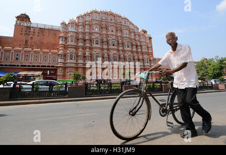 Man with cycle in the front of Hawa Mahal at Jaipur Stock Photo