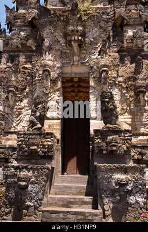 Indonesia, Bali, Sawan, Jagaraga, Pura Dalem temple, traditional decorative carving inside entrance Stock Photo