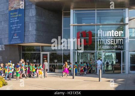 A group of elementary school students on a school field trip enters the Hunter Museum of American Art in Chattanooga, Tennessee. Stock Photo