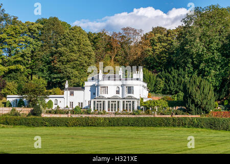 Prime real estate: Magnificent, large white house, a property near the River Thames at Henley-on-Thames, Oxfordshire, UK on a sunny day with blue sky Stock Photo